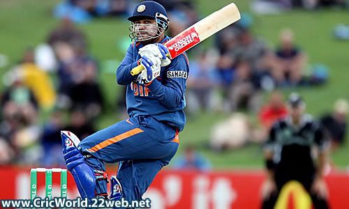 Virender Sehwag swivels and pulls
