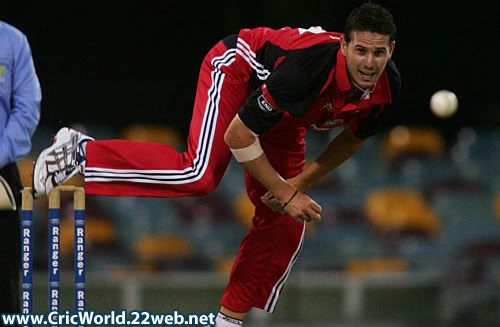 Shaun Tait delivers the ball