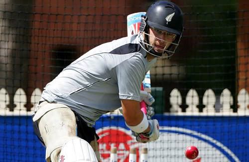 Daniel Vettori bats in the nets