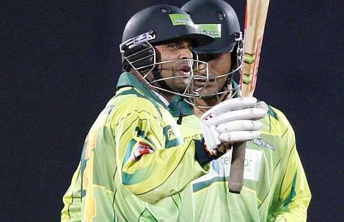 Rana Naved-ul-Hasan and Abdul Razzaq put on a whirlwind partnership