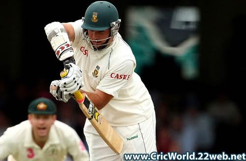 An injured Graeme Smith fends off a delivery