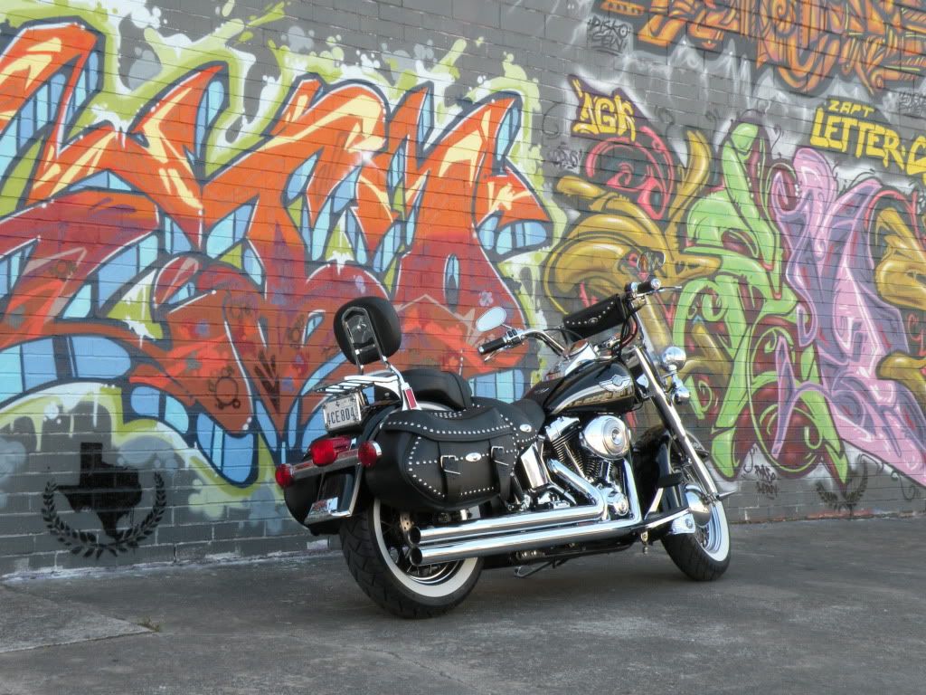IMAGE: http://i220.photobucket.com/albums/dd243/jeffweissman/2003%20Harley%20Davidson%20FLSTCI%20Heritage%20Softail/Mar0620115.jpg