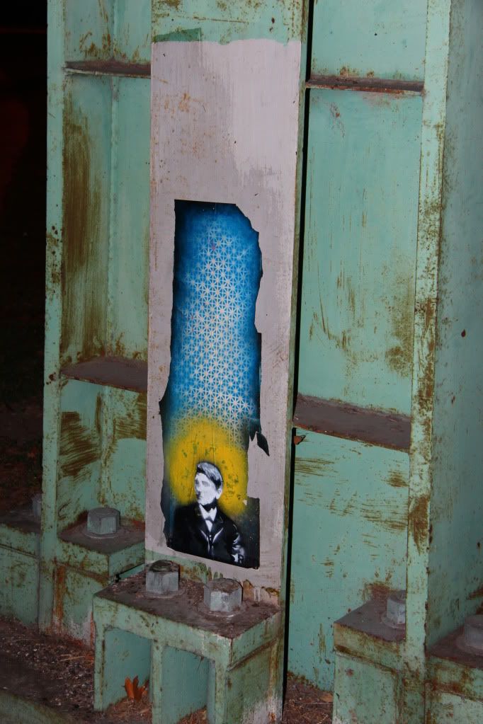 IMAGE: http://i220.photobucket.com/albums/dd243/jeffweissman/Houston%20Graffiti%20Stencils%20Stickers%20Street%20Art/IMG_6575.jpg