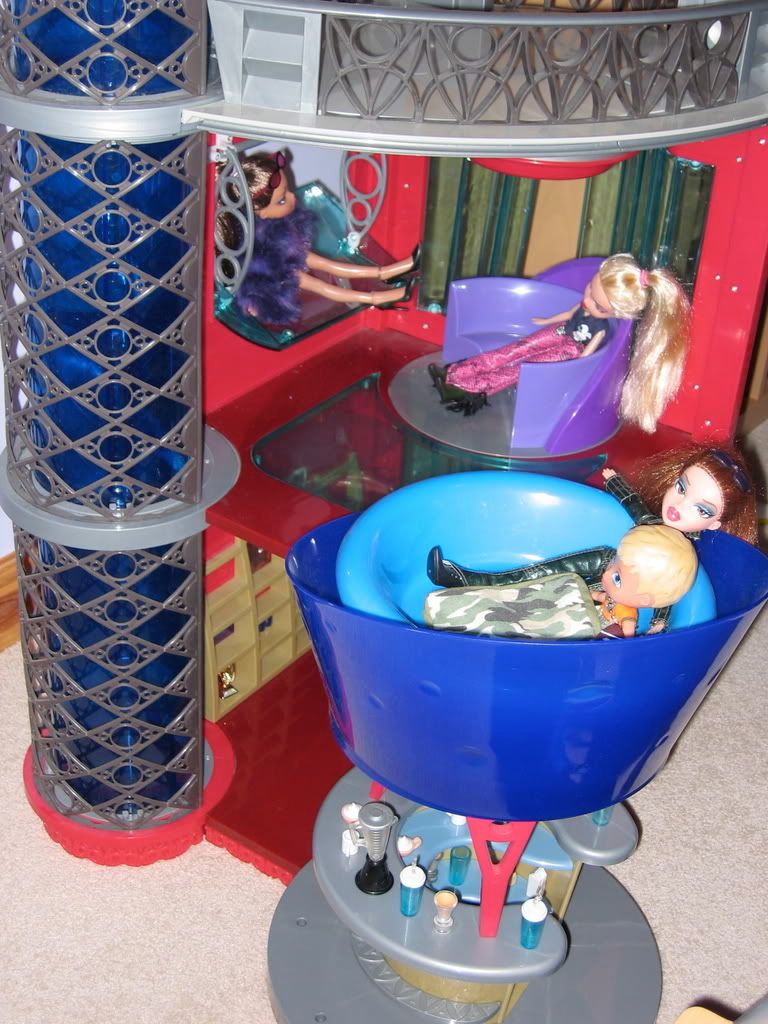 Bratz+Mansion http://i220.photobucket.com/albums/dd299/woodrowwyatt/IMG_1074.jpg
