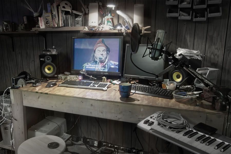IMAGE: http://i220.photobucket.com/albums/dd39/edacsac/desk.jpg