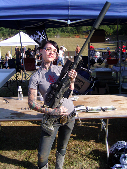 cute_tattoo_girl_with_huge_gun.png