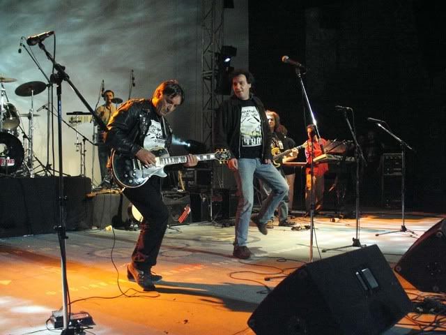 http://i220.photobucket.com/albums/dd42/libi_73/ZADesktopmamarock.jpg